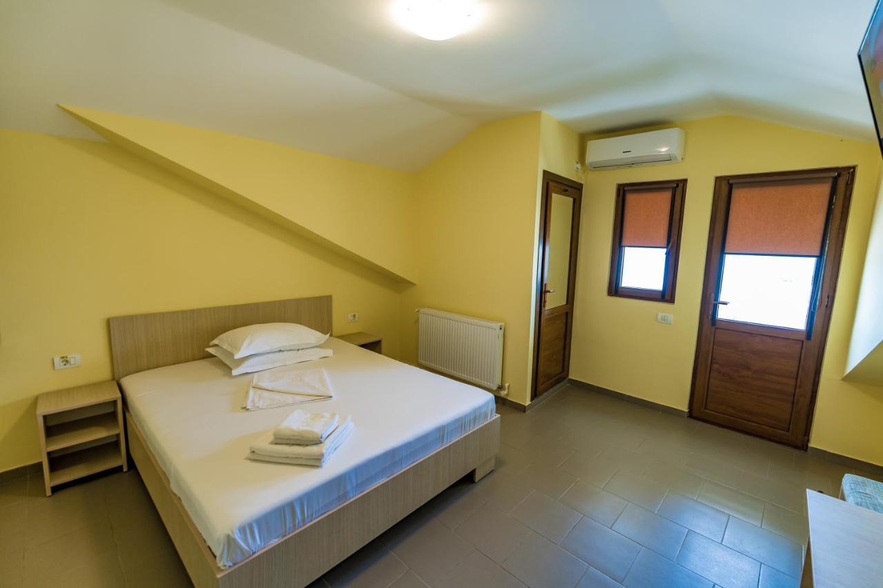 Micul Golf Hotell Două Mai Exteriör bild